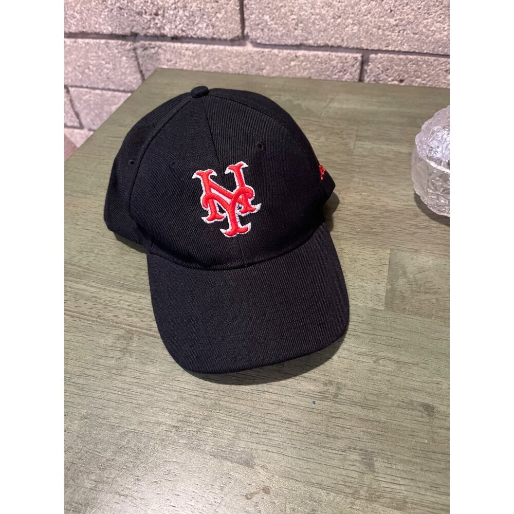 New York Mets Black Baseball Cap With Red Embroidered Logo Adjustable Fit 90% Ac